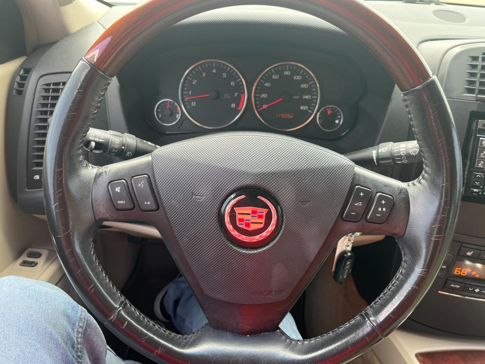 2005 white /TAN Cadillac SRX V6 (1GYEE637250) with an 3.6L V6 DOHC 24V engine, 5-Speed Automatic Overdrive transmission, located at 14700 Tomball Parkway 249, Houston, TX, 77086, (281) 444-2200, 29.928619, -95.504074 - Photo #17
